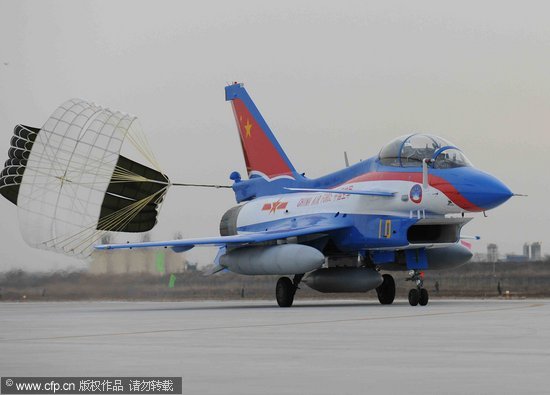 2010年3月12日17时，天津某机场，三架空军八一飞行表演队新涂装的歼-10表演机精彩亮相。余红春/CFP