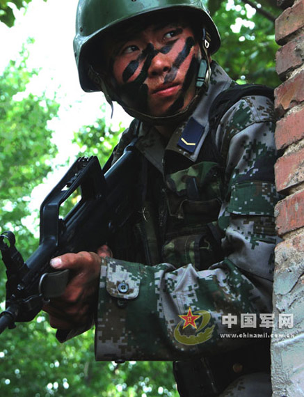 Relying on the cover of the wall to detect the opponent