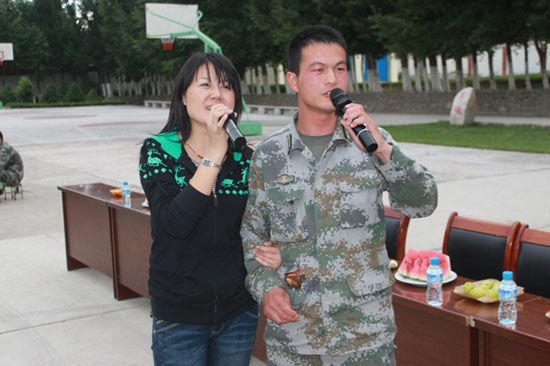 连长刘道松和刘芳在建军节的烧烤晚会上为官兵深情献歌