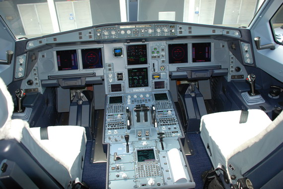 海航引进的首架a330客机驾驶舱;; 架客机是海航集团从欧洲空客集团