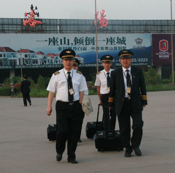 图文：南航河南分公司在洛阳机场调换机组