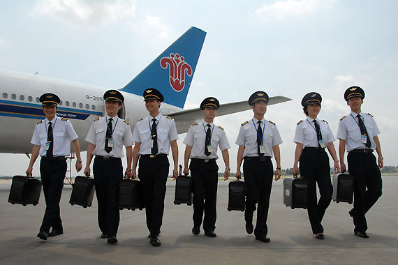 中国南方航空公司飞行员执行完航班飞行任务归来(摄影:罗广泰)
