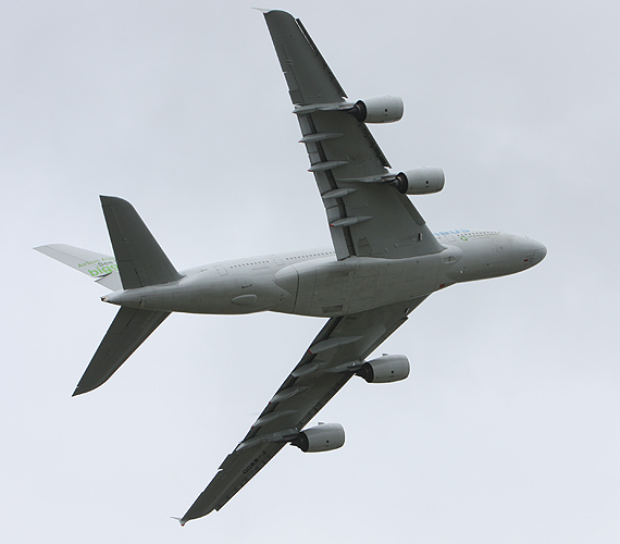 图文：仰拍空中飞行的空客A380飞机