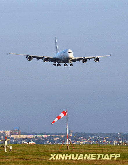 11月11日,一架空中客车a380飞机降落在法国巴黎奥利机场.
