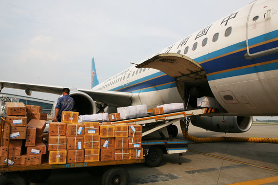 南航免费运送伊朗捐助中国首批救灾物资抵川
