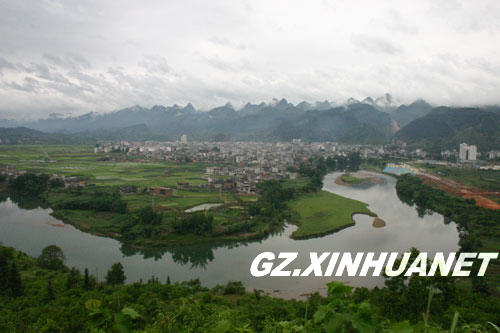 6月2日，荔波机场公路上远眺荔波县城，景色十分秀美，当地拥有非常丰富的旅游资源。2007年，荔波樟江风景名胜区因拥有地球上唯一幸存下来的茂兰喀斯特森林生态系统，成功申报