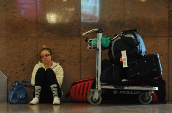 4月15日，因航班取消而滞留的旅客在比利时首都布鲁塞尔的国际机场大厅等候。新华社记者武巍摄