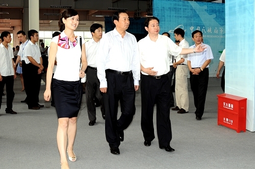 夏兴华副局长参观民航二所基地。