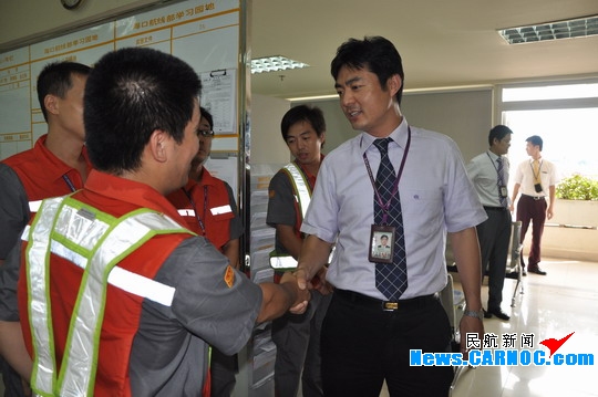 海南航空深入开展“送清凉到一线”慰问活动