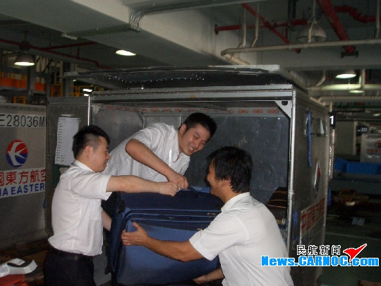 记东航上海保障部虹桥客运部的行李辅助工们