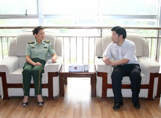 东航山东总经理杜冬升走访驻济南机场各单位