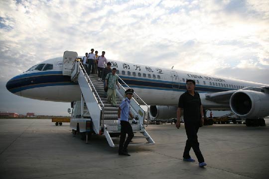 图4：受困数日的中国同胞走下舷梯。 摄影：王晓东
