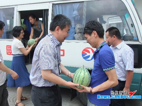 炎炎夏日送清凉　东航浙江领导慰问一线员工