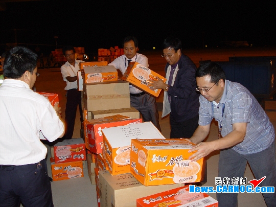 兰州机场：军民共携手紧急转运舟曲救灾物资