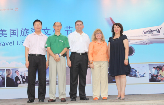 美国大陆航空大中华及东南亚地区总裁戴亚斯先生（Walter B. Dias），中国区首席代表兼董事郭兴昌先生，美国驻中国大使馆一等秘书蓝冠瑛女士（Gwen B Lyle），中国国旅出入境服务有限公司总经理林康先生，北京五洲行国际旅行社有限责任公司总经理王凯君女士出席美国旅游文化节开幕仪式并剪彩。