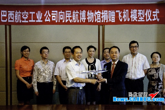 巴西航空工业公司向民航博物馆捐赠飞机模型