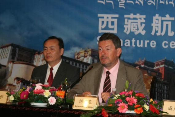 西藏航空总经理刘琰平（左）和空中客车中国公司总裁博龙（右）在签字仪式上。