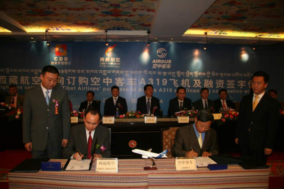  西藏航空公司总经理刘琰平（左）和空中客车中国公司高级副总裁陈菊明（右）在合同上签字。