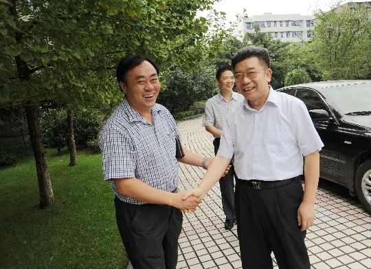 图4:校,市牵手(中国民航飞行学院副院长张泽龙与遂宁市副市长赵洪武