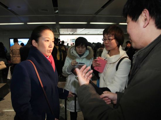 乘务长黎虹在国际进港厅接受媒体采访