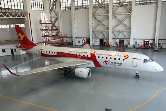 新浪微博号彩绘飞机亮相。(摄影：陈诚)