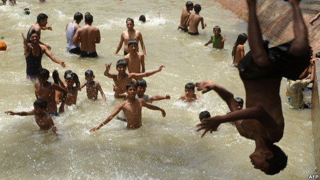 Indian youths cool off in Amritsar