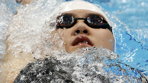 Ye Shiwen winning gold in swimming