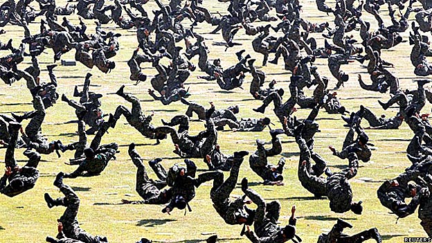 Hundreds of South Korean soldiers throw themselves on the floor during a training exercise. 