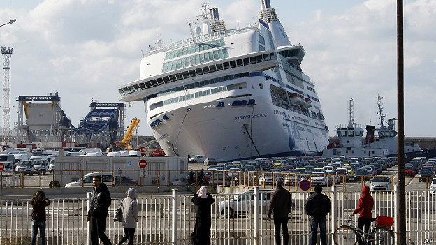 Ferry runs aground in the port of Marseille 