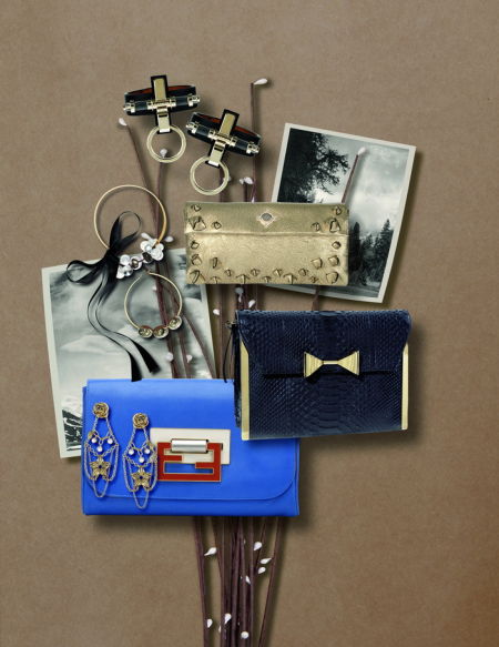 十字耳饰FENDI、金色手包BOSS、项链MARNI、黑色手包CHLOE、 蓝色手包FENDI、金色耳环DIOR
