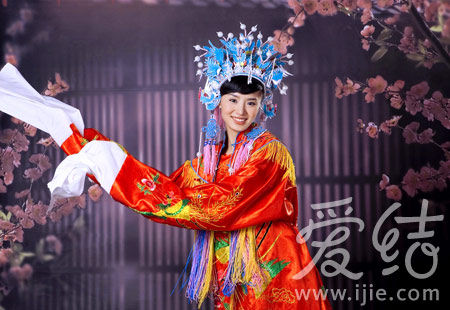 凤冠霞帔的古典新娘图片