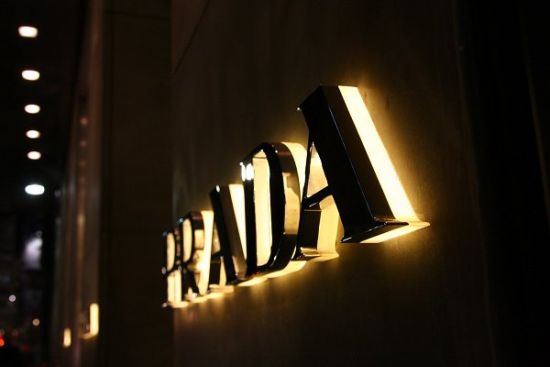 Prada香港股票交易所<em>处女</em>秀 <em>表现</em>差强人意 - 时