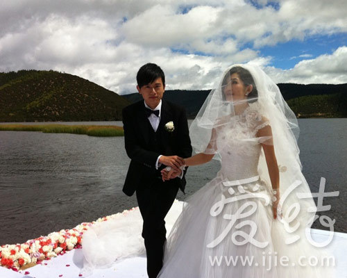 谢娜婚纱是谁设计的_莫文蔚谢娜李玟婚纱PK 谁是最美新娘(2)