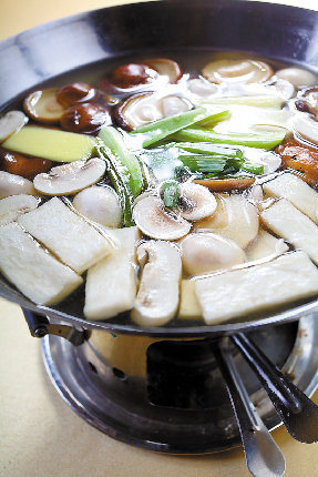 明炉开窝野菌煲，菌汤尤其好喝，清香暖肚