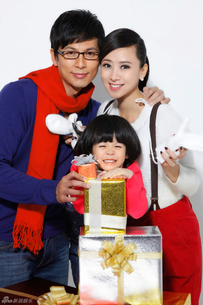 翁虹与老公和女儿的全家福
