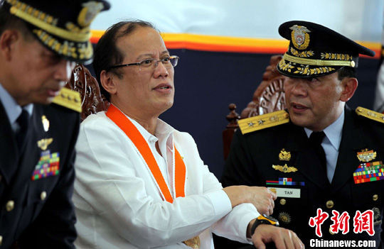 左图为格蕾丝-李(菲律宾ABS-CBN截图)，右图为菲律宾总统阿基诺