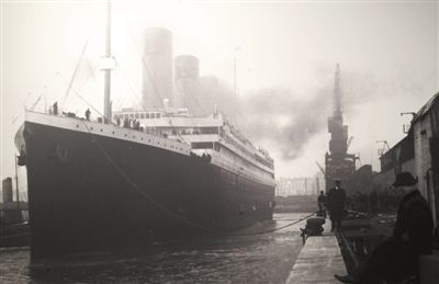 1912年4月10日，当时世界上最大的蒸汽客轮、号称“永不沉没”的“泰坦尼克”号将要在英国南安普敦开始处女航。“泰坦尼克”号目的地是美国纽约，却在中途撞冰山沉没。