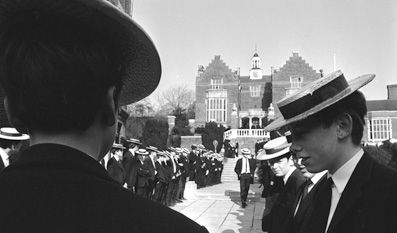 1971年2月，哈罗公学学生身着传统校服和草帽聚集在校园。