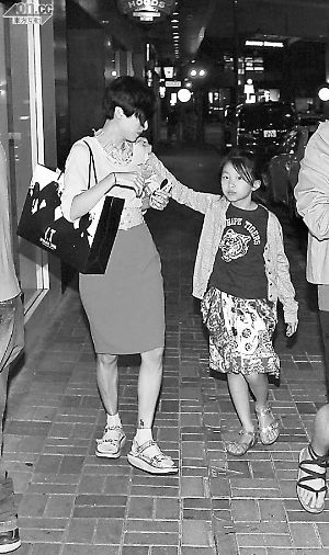 陈奕迅女儿要上学无法到伦敦，徐濠萦离开香港前带女儿外出吃饭。