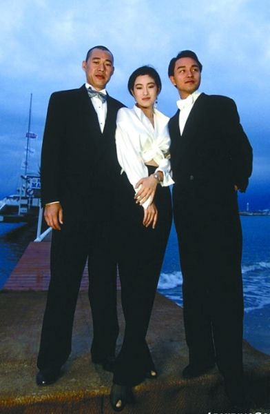 　1993年，《霸王别姬》剧组合影。