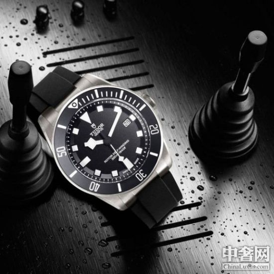防水深达500米(1640英尺) 防水深达500米(1640英尺)