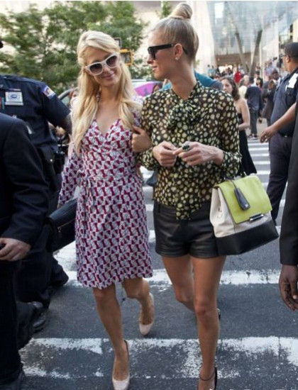 <em>姊妹花It</em> Girl街拍 从身上找流行元素_新浪女性_