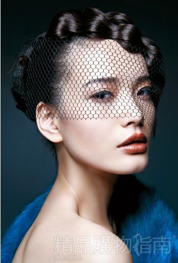 浓妆和淡抹打造女王妆浓妆不代表把所有色块都用在眼皮上,简单的眼线