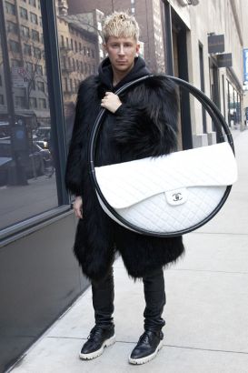 Marie Claire杂志饰品类总监Kyle Anderson背着大号香奈儿呼啦圈包现身纽约时装周