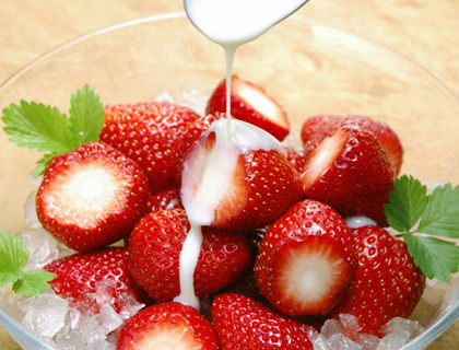 小苏打粉和碎草莓混合 可以做牙齿美白剂