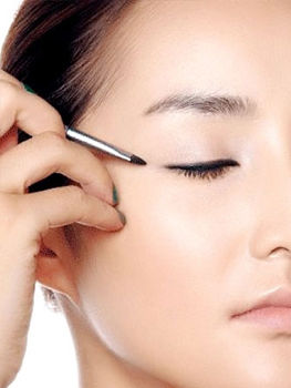 挑高眼尾+假睫毛