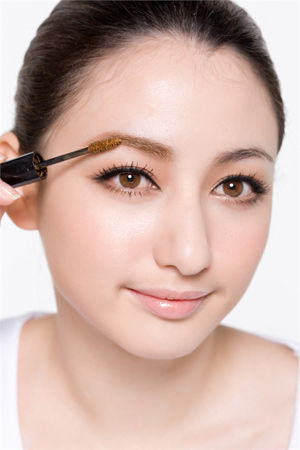 涂刷上染眉膏让眉毛与发色一致