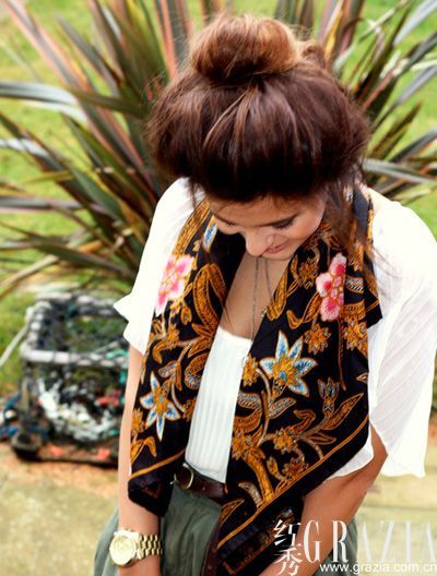 丸子头搭印花丝巾