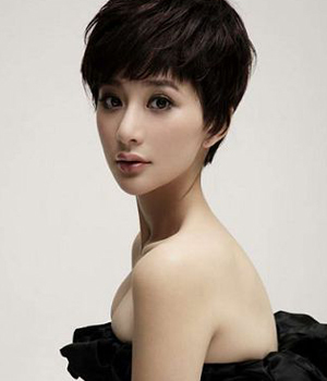 熊乃瑾新春发型扮靓攻略:<em>蓬松</em>的<em>短发</em>_新浪女性