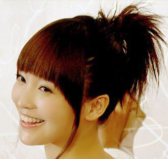 偷学金莎<em>发型</em>:蓬松短卷发配红色蝴蝶结_漫步去